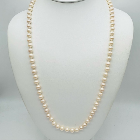 Monet Vibtage Pearl Strand Necklace - Picture 1 of 3